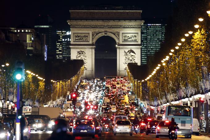 V Parizu živi več kot dva milijona ljudi in kljub razvitemu javnemu prometu so tovrstni prometni zamaški del tamkajšnjega vsakdana. Prav zaradi takih prizorov in dragih parkirnin veliko Parižanov nima svojega lastniškega avtomobila. | Foto: Reuters