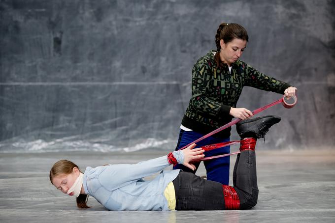 Predstava Nasilni dogodek nemških umetnikov Verene Billinger in Sebastiana Schultza obravnava telesno nasilje v sodobni družbi. | Foto: Florian Krauß