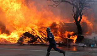 V požaru v Indiji umrlo 18 študentov