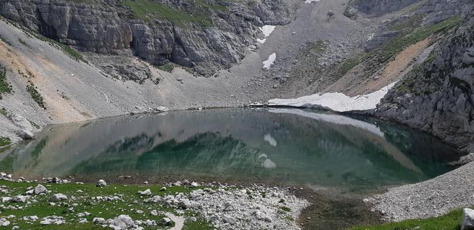 Najvišje ležeča so jezera na Kriških podih. Spodnje kriško jezero na nadmorski višini 1880 metrov je med njimi najnižje. | Foto: Alenka Teran Košir