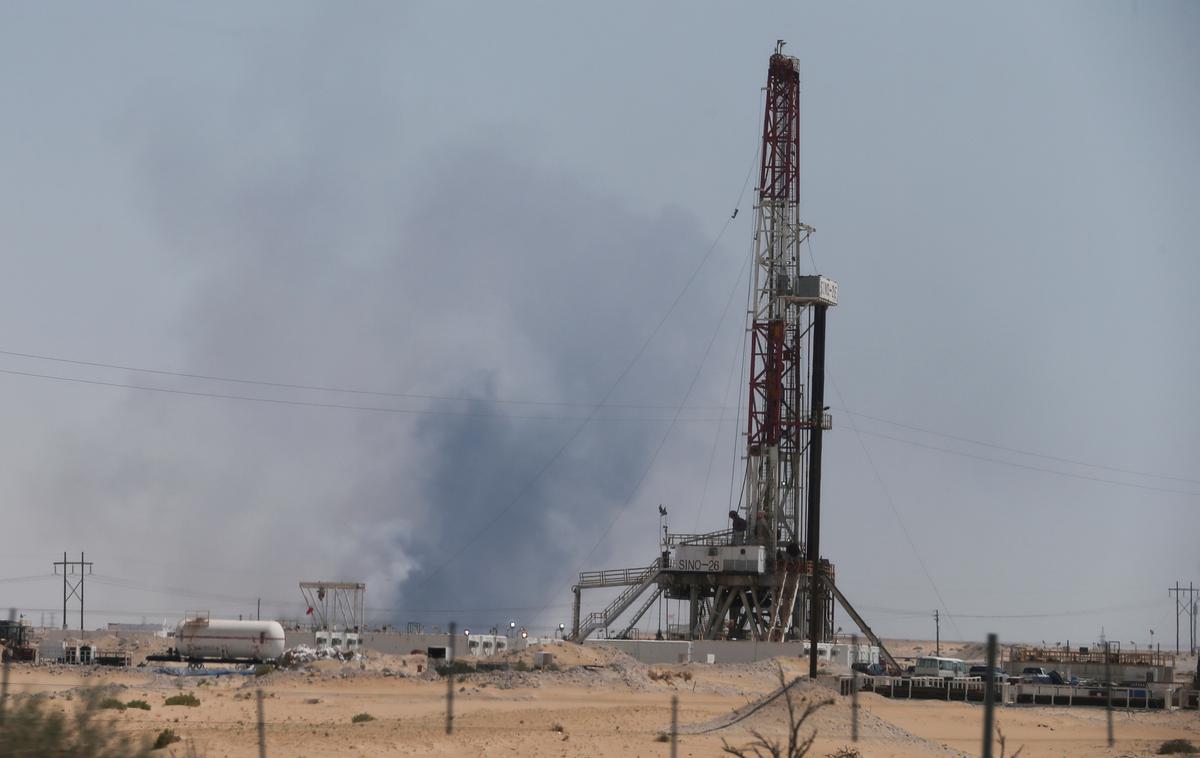 nafta rafinerija Aramco Savdska Arabija | V Savdski Arabiji sta bili v soboto tarči napada z brezpilotnimi letali dve pomembni nahajališči nafte državnega podjetja Aramco na vzhodu države, pri tem pa tudi največja rafinerija nafte na svetu Abkaik.  | Foto Reuters