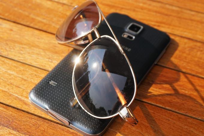 Če takole na soncu pozabite pametni telefon, ki je za nameček še obrnjen s pokrovom baterije navzgor, ga lahko trajno poškodujete in skrajšate čas, ki bo pretekel do nakupa novega.  | Foto: Pixabay