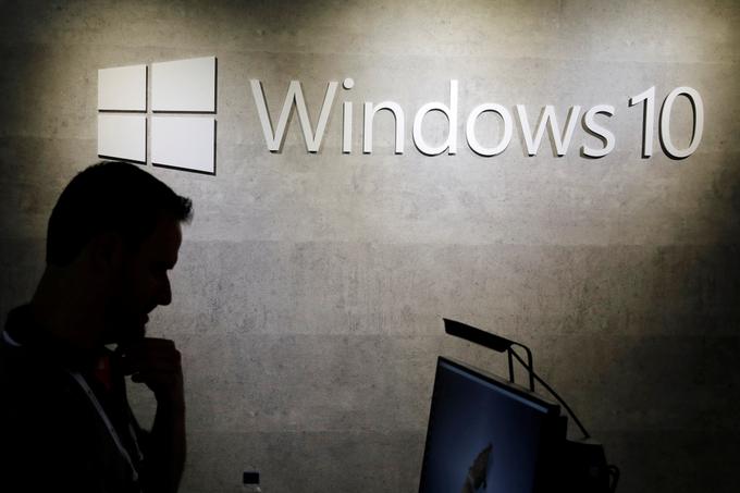 Windows 10 je v marcu razmeroma pozno, že globoko v četrtem letu po izidu, vendarle bolj prepričljivo postal najbolj uporabljan operacijski sistem za osebne računalnike na svetu. Prejšnji mesec je imel več kot 43-odstotni tržni delež, priljubljeni Windows 7, ki "desetki" dolgo ni pustil na prestol, pa le še 36-odstotnega. Eden od razlogov za upad uporabnikov Windows 7 je zagotovo dejstvo, da se bliža konec uradne podpore zanj. Microsoft ga bo s 14. januarjem 2020 namreč nehal krpati z varnostnimi posodobitvami. | Foto: Reuters