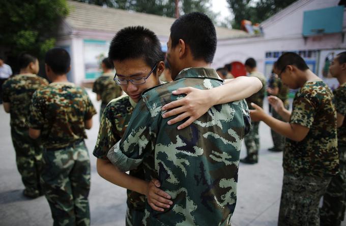 Kitajske zavode za zdravljenje odvisnosti od tehnologije bi zlahka zamenjali za vojašnice.  | Foto: Reuters
