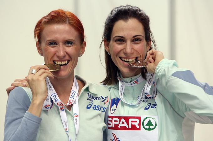 Takole sta Marija Šestak in Sonja Roman pozirali z medaljama v Torinu leta 2009. | Foto: Vid Ponikvar