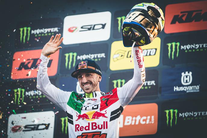 KTM Cairoli | Antonio Cairoli je za slovo prejel posebno zlato čelado. | Foto Grega Valančič/Sportida