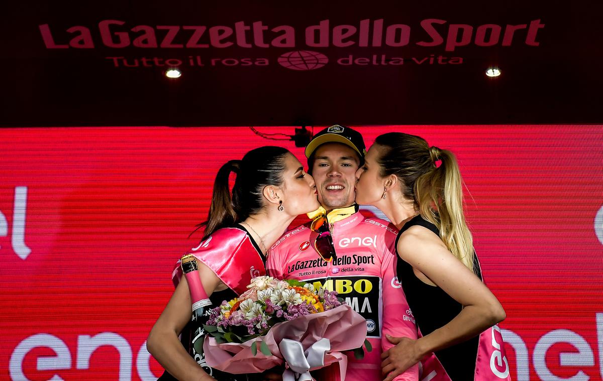 Primož Roglič Giro 2019 | Primož Roglič je kot prvi Slovenec kolesaril v rožnati majici, ki si jo je prigaral na sobotnem prologu v Bologni. | Foto Giro/LaPresse