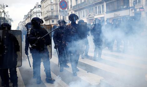 V Franciji poškodovanih več kot 60 protestnikov in 400 policistov