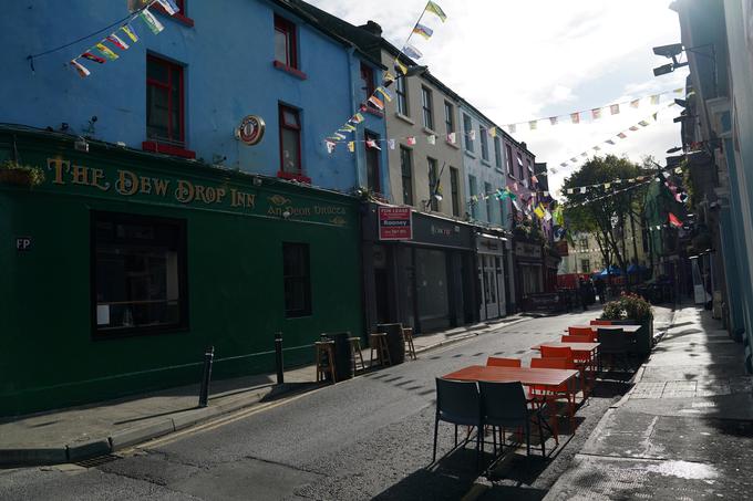 Dublinski pubi, ki ne strežejo hrane, ostajajo zaprti. | Foto: Reuters