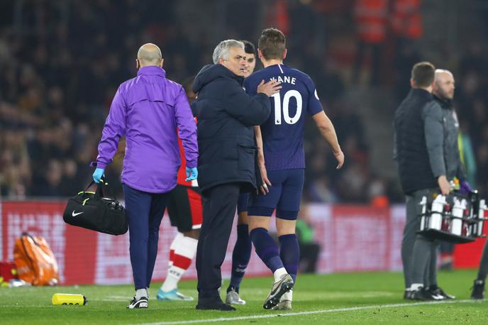 Harry Kane, Jose Mourinho | Takole je poškodovani Harry Kane po poškodbi odkorakal z igrišča mimo Joseja Mourinha. | Foto Getty Images