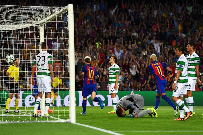 Škotski prvak si je v uvodnem krogu privoščil sramoten poraz v Kataloniji. Razigrani zvezdniki Barcelone so si privoščili izbrance Brendana Rodgersa, ki so se poleti kar nekaj tednov mudili v Sloveniji. Blestel je zlasti trikratni strelec Lionel Messi, na koncu pa so španski prvaki poskrbeli za najvišjo zmago kroga (7:0). Celtic v bogati zgodovini evropskih nastopov še ni izgubili tako visoko. Lahko bi jo odnesel veliko boljše, če bi v prvem polčasu izkoristil strel z bele točke … Barcelona je v prejšnji sezoni že zmagovala s tako visoko razliko. V pokalu je netopirje ponižala s 7:0, Deportivo v španskem prvenstvu pa kar z 8:0.  | Foto: Guliverimage/Getty Images