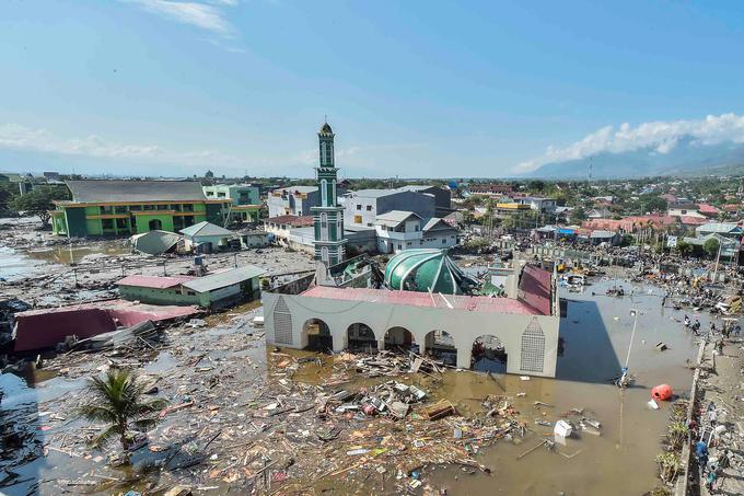 Porušeni so domovi, bolnišnice, hoteli, nakupovalni centri pa tudi mošeja. | Foto: Reuters