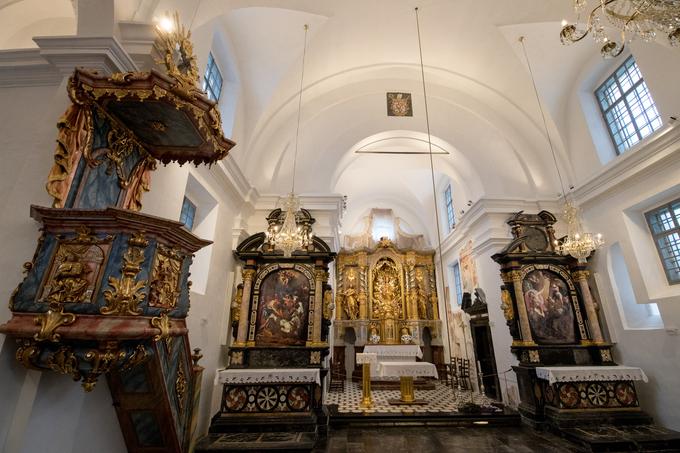 Po enoletnem restavriranju so v otoško cerkev namestili šrižnico, ki so jo tako po 300 letih vrnili v njeno izvorno stanje. | Foto: Matic Klanšek Velej/Sportida