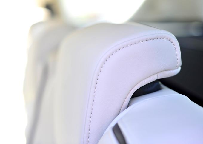 Pri Fordu pravijo, da so sedeži izdelani iz 40 unikatnih kosov usnja. Preden avtomobil zapusti tovarno, mora skozi stotočkovni kakovostni pregled. | Foto: Gregor Pavšič