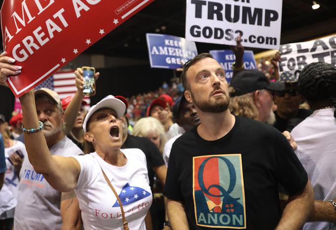 Trump ima številne goreče privržence, ki množično hodijo na njegove shode. Toda poleg teh glasnih podpornikov bo za zmago potreboval tudi glasove molčeče večine. | Foto: Getty Images