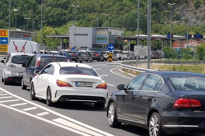 Ukrep preverjanja dokazil je po odprtju mejnih prehodov med Slovenijo in Hrvaško povzročil noro dolge čakalne dobe za prestop meje. Na mejnem prehodu Dragonja (na fotografiji) so vozniki 15. maja za vstop na Hrvaško čakali od tri pa kar do pet ur.  | Foto: Reuters