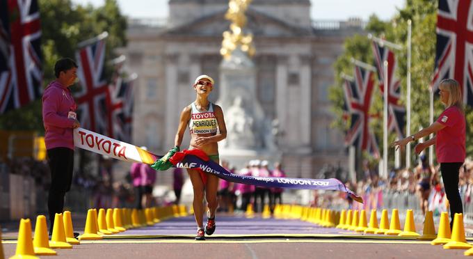 Ines Henriques je z zmago s svetovnim rekordom zaslužila 160 tisoč ameriških dolarjev v disciplini, v kateri je štartalo zgolj sedem tekmovalk. | Foto: Reuters