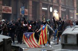 Barcelona: med policijo in protestniki izbruhnili novi spopadi  #foto #video
