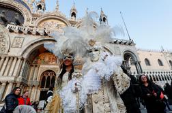 V Benetkah začetek karnevala privabil na tisoče obiskovalcev #foto