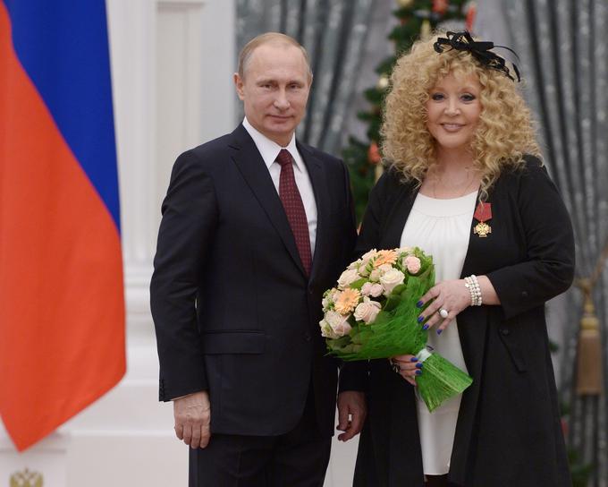 Putin in Pugačova leta 2014, ko ji je podelil državni red za zasluge. | Foto: Guliverimage/AP