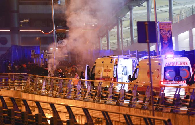 Najprej je pred stadionom eksplodiral avtomobil bomba, manj kot minuto zatem pa se je na bližnjem parkirišču sredi gruče policistov razstrelil še samomorilski napadalec. | Foto: Reuters