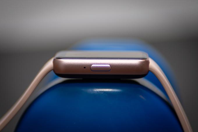 Tipka na desni strani pametne zapestnice Samsung Galaxy Fit3 | Foto: Gaja Hanuna