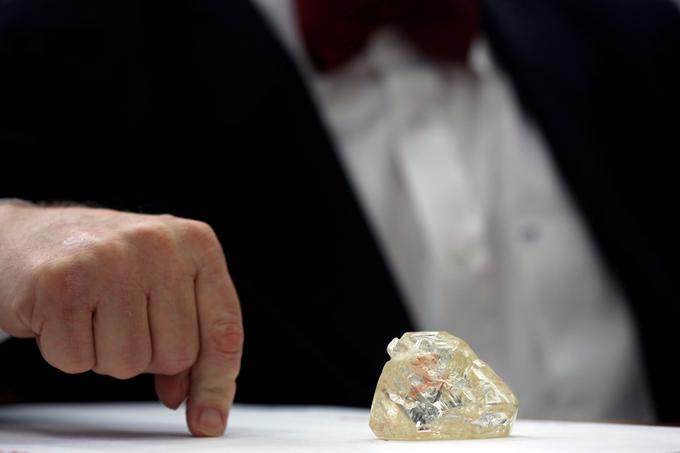 Celotna kupnina dragocenega kamna bo namenjena razvoju afriške države Sierra Leone, poroča Reuters. | Foto: Reuters