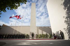 Odkritje spomenika vsem žrtvam vojn in z vojnami povezanim žrtvam