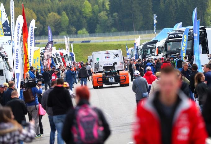 Pogled na tovornjak, kot ga nismo vajeni. To je prizor iz boksov uvodne dirke evropskega prvenstva v Avstriji. | Foto: Gregor Pavšič