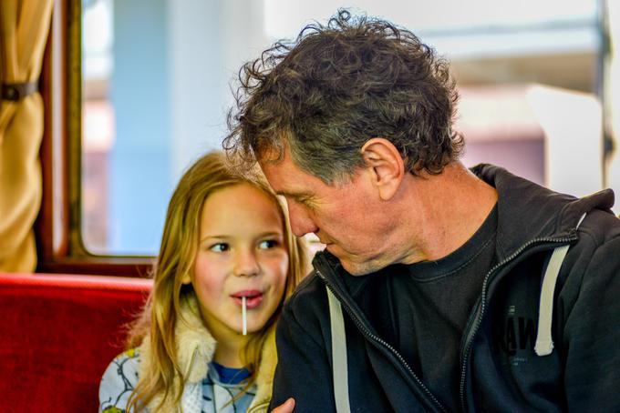 Z muzejskim vlakom sta se zapeljala tudi Tomaž Grubar iz produkcije hiše Mangart, ki snema priljubljeno romantično serijo, in njegova hči Eliza. | Foto: Tinca in Urban Kolman
