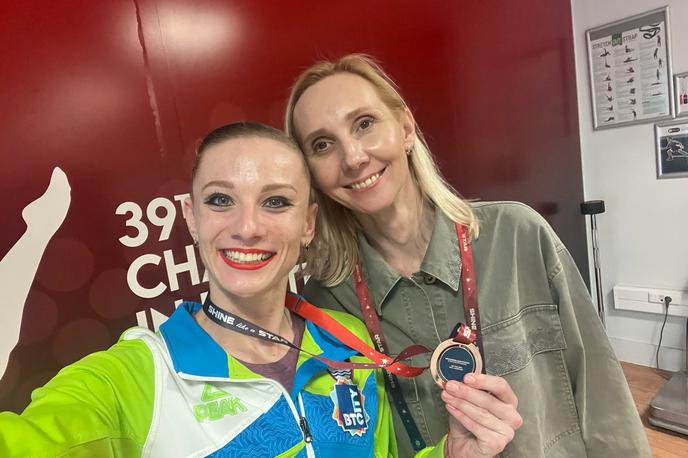 Jekaterina Vedenejeva & Jelena Drožanova | Jekaterina Vedenejeva je s kiji osvojila bron. | Foto Gimnastična zveza Slovenije