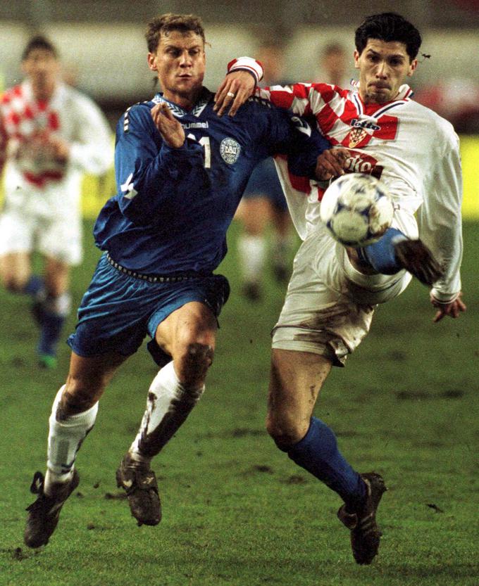 Damir Milinović je nekdanji hrvaški reprezentant. Tako se je potegoval za žogo z nekdanjim danskim zvezdnikom Ebbejem Sandom. | Foto: Reuters