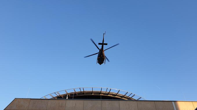 Brezpilotnik, ki je letel nad vojaškim helikopterjem, je bil tako blizu, da je pilot razločil model brezpilotnika. | Foto: Metka Prezelj