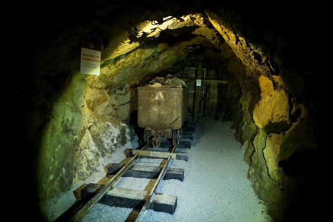 "Izvozni del rudnika je bil nekoč v celoti tlakovan s tračnicami, po katerih so v železnih jamskih vozičkih, hunti so jim rekli, prevažali izkopano. Tovor v njih je bil lahko težek tudi tisoč kilogramov." | Foto: Ana Kovač