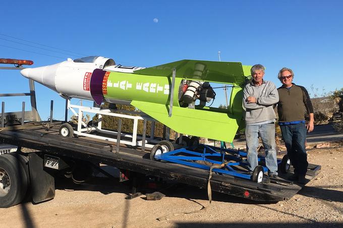 Mike Hughes ob svoji raketi, na kateri je z velikimi črkami pisalo Flat Earth oziroma ploščata Zemlja. | Foto: Facebook / Mad Mike Hughes