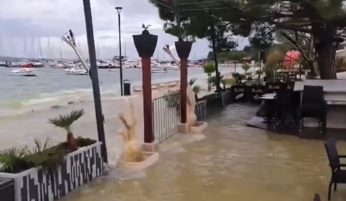 27. oktober, poplavljen Portorož. | Foto: Neurje.si/Janez Kočar