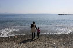 Grške otoke preplavljajo begunci