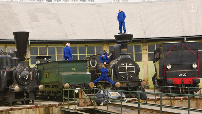 Serija je posneta na devetih različnih lokacijah po Sloveniji, med drugim tudi v Muzeju Slovenskih železnic. | Foto: Facebook Watch