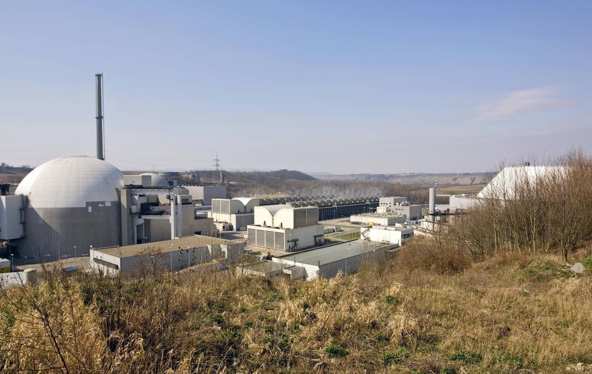 Nemška jedrska elektrarna Neckarwestheim | Lengar je orisal primer Nemčije, ki se je leta 2001 odločila za energetski prehod na obnovljive vire in vanj do danes vložila 500 milijard evrov. V določenih trenutkih lahko z njimi zagotovi elektriko na ravni porabe, a proizvodnja lahko v nekaj urah pade na nič, pri čemer so nihanja velik izziv za elektroenergetsko omrežje. Država takrat manko pridobiva v termoelektrarnah, večinoma plinskih elektrarnah. | Foto Guliverimage