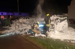 Nočno razdejanje: požar uničil štiri avtomobile #foto