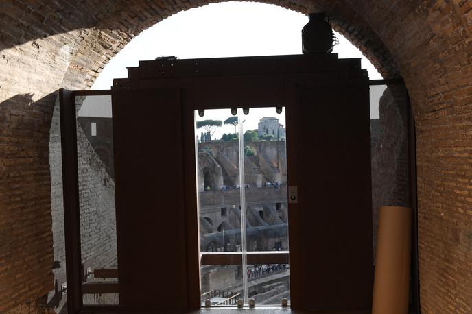Rimski Kolosej, dvigalo | Namestitev dvigala je trajala več kot pet let, deloma tudi zaradi odločitve, da se jašek dvigala namesti brez trajnih sprememb skoraj 2.000 let starega amfiteatra. Projektanti so si prizadevali za "popolno reverzibilnost", ki bi omogočila, da bi jašek v prihodnosti odstranili, ne da bi pri tem ogrozili strukturno celovitost, še navaja EFE. | Foto Reuters