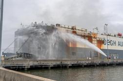 Velik požar na ladji, topi se dva tisoč avtomobilov
