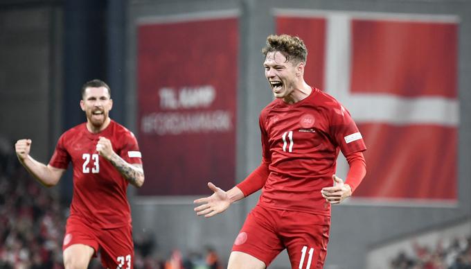 Andreas Olsen je tik pred koncem prvega polčasa podvojil prednost Danske, ki je premagala svetovne prvake z 2:0. | Foto: Reuters