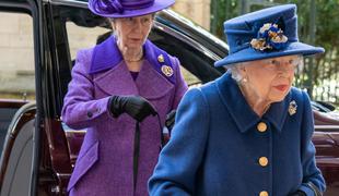 Britanska kraljica pri hoji v javnosti uporabljala palico