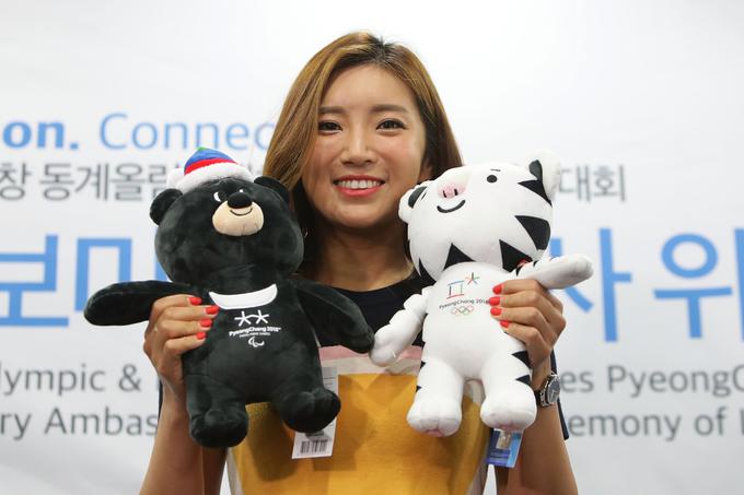 Golfistka Bo-Mee Lee je častna ambasadorka iger v Južni Koreji. Na fotografiji v družbi olimpijskih maskot. | Foto: Getty Images