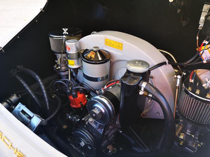 Porscheja 356 C poganja 1,6-litrski štirivaljni zračno hlajeni motor. | Foto: Gregor Pavšič