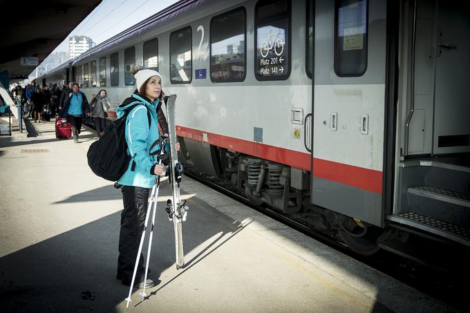 Zakaj bi se sama vozila v avtomobilu, če bom na cilj hitreje prišla z vlakom. | Foto: Ana Kovač