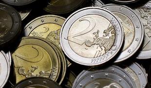 Kriza začasno omajala globalno vlogo evra