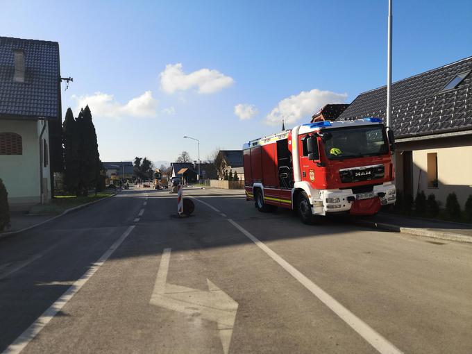 Po torkovi eksploziji plina bo cesta v Britofu pri Kranju zaprta še vsaj nekaj dni. | Foto: Denis Malačič