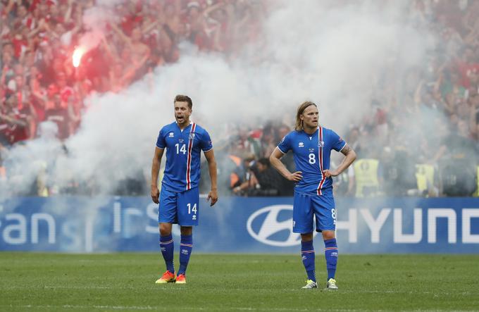 Islandija je dovolila Madžarski, da izenači tik pred koncem rednega dela. Na tribunah je zagorelo nekaj bakel, ki so jih prižgali presrečni slovenski sosedi. | Foto: 